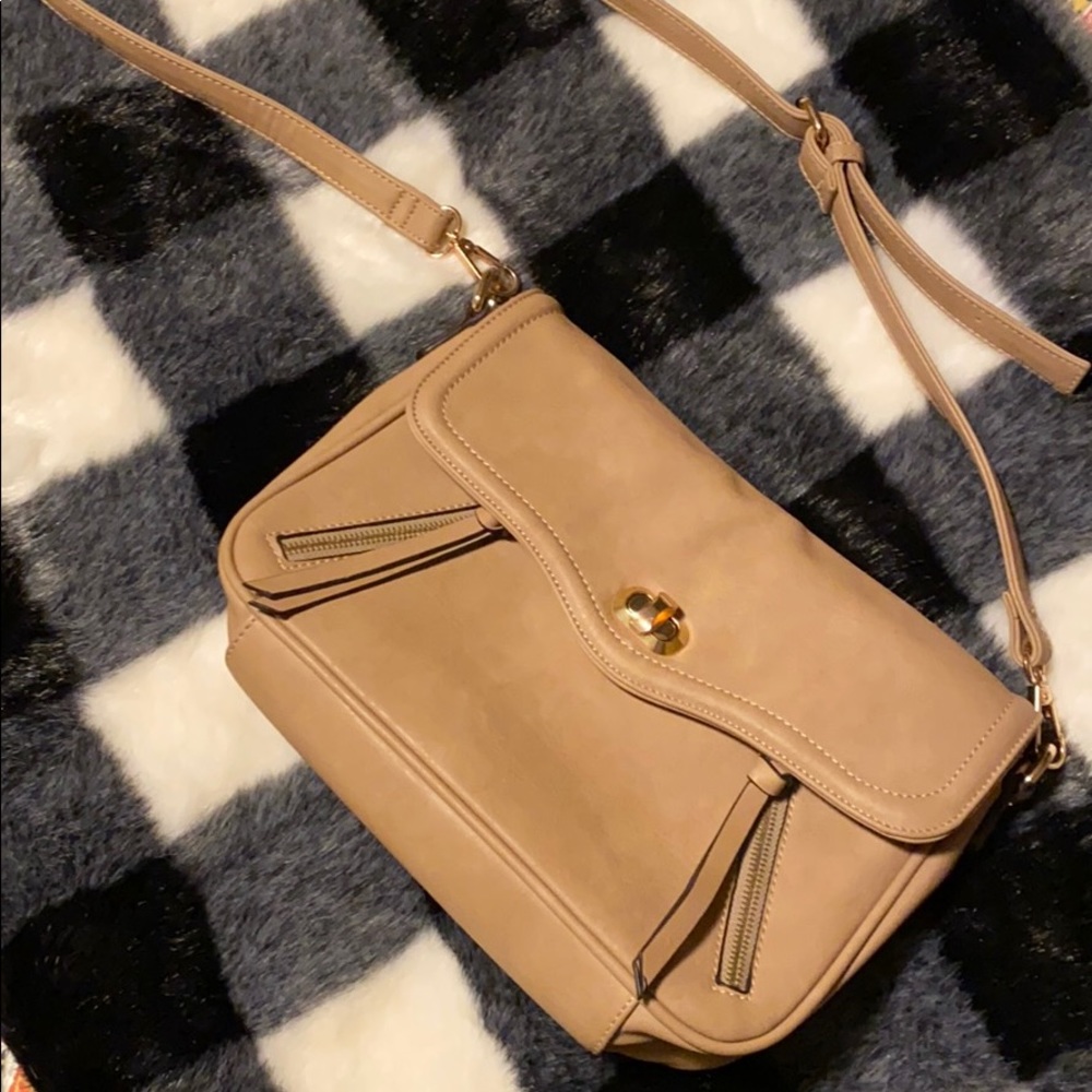 🦋NWOT Cute Cross Body Bag 🤍Urban Expressions🤍